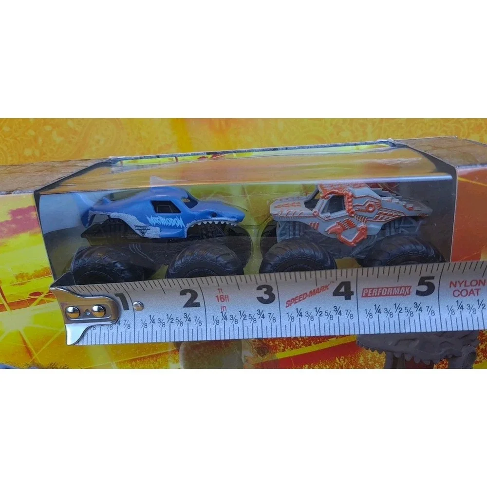Monster Jam Megalodon ThunderROARus Launcher Playset 2‎ Trucks Track Spin Master